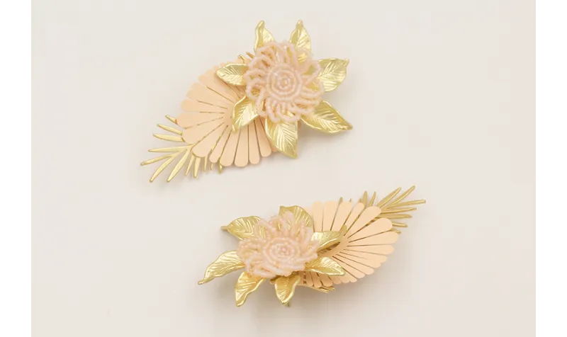 Pendientes rama dorada mate con pendientes pétalos