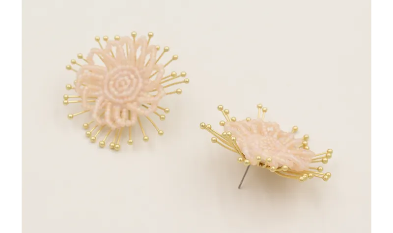 Pendientes sol destelleante dorado mate con flor a