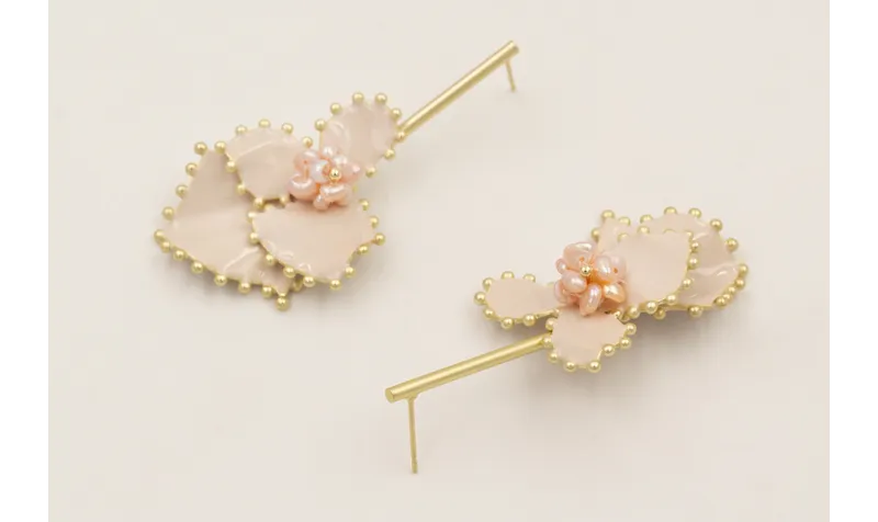 Pendientes pivote dorado amte con treból y rombo e