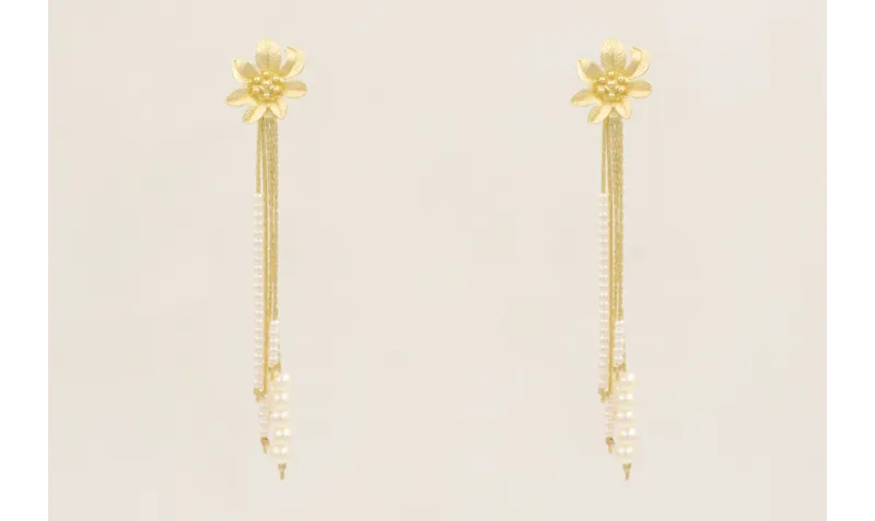 Pendientes perno flor dorada mate con fleco cadena