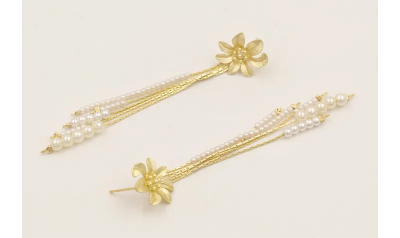 Pendientes perno flor dorada mate con fleco cadena