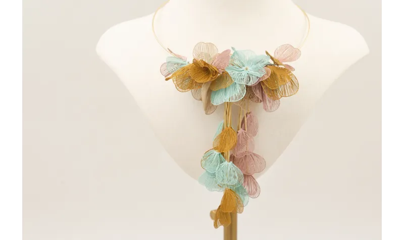 Collar hilo flexible dorado con flores moldeables 