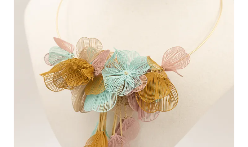 Collar hilo flexible dorado con flores moldeables 