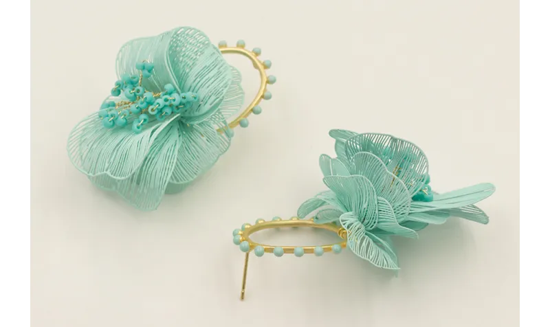 Pendientes perno aro bolitas turquesas con flores 