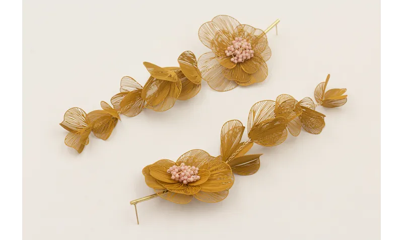 Pendientes flores moldeables color mostaza con bur