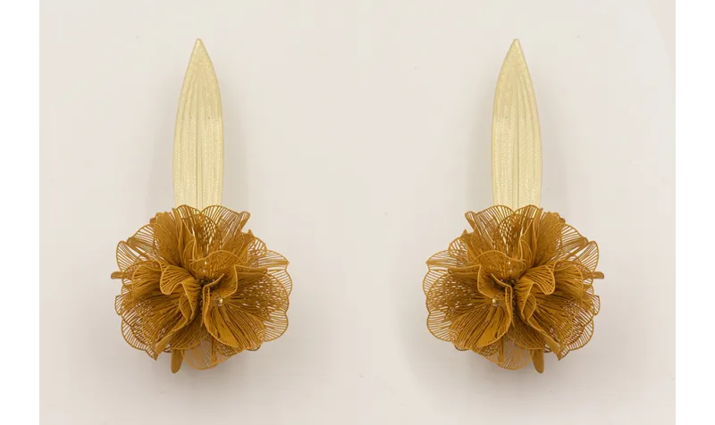 Pendientes perno hoja alargada dorada mate con flo