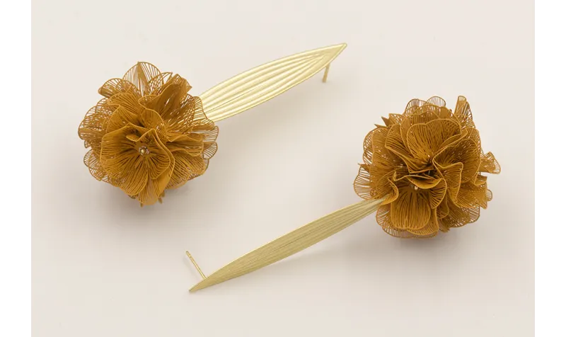 Pendientes perno hoja alargada dorada mate con flo