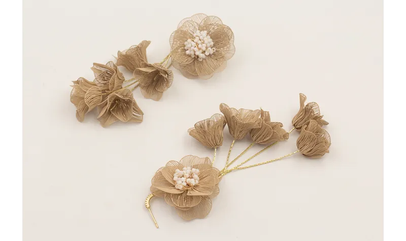 Pendientes semi ovalado con brillos, flores moldea