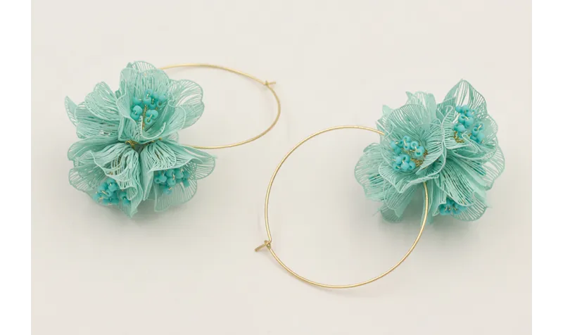 Pendientes aro grande dorado mate con flores 6 pét