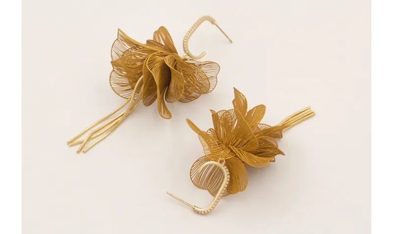 Pendientes flores moldeables mostaza con perno sem