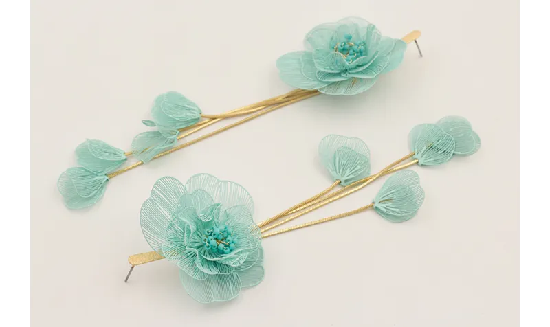 Pendientes lámina satinada con flores moldeables t