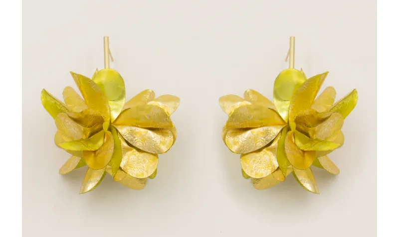 Pendientes perno pivote dorado mate con flor lente