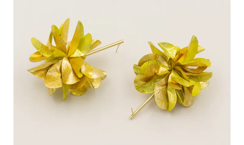 Pendientes perno pivote dorado mate con flor lente