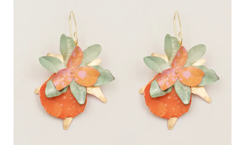 Pendiente gancho dorado con flores de lentejuelas 