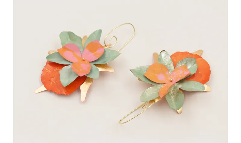 Pendiente gancho dorado con flores de lentejuelas 