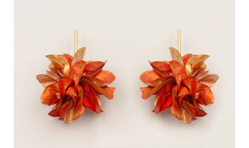 Pendientes perno pivote dorado mate con flor lente