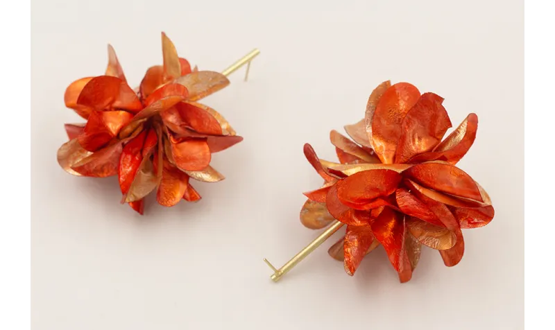 Pendientes perno pivote dorado mate con flor lente