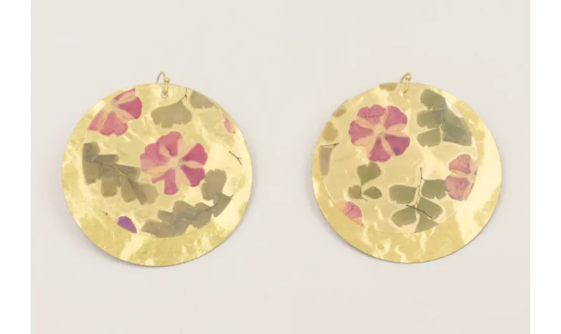 Pendientes discos de lentejuelas dorada, flores na