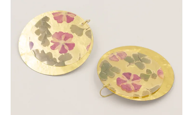 Pendientes discos de lentejuelas dorada, flores na