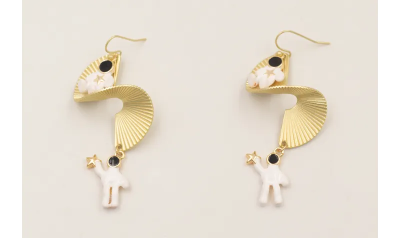 Pendientes pieza circular rizada dorada mate con a