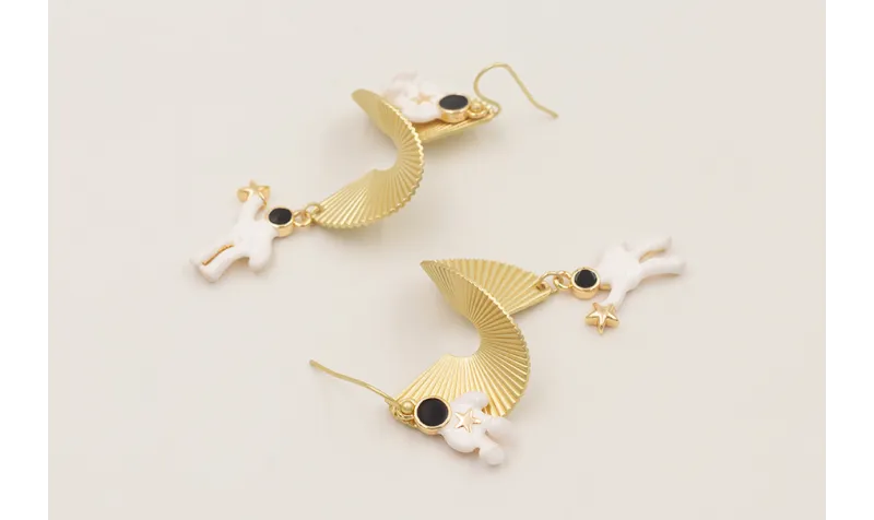 Pendientes pieza circular rizada dorada mate con a