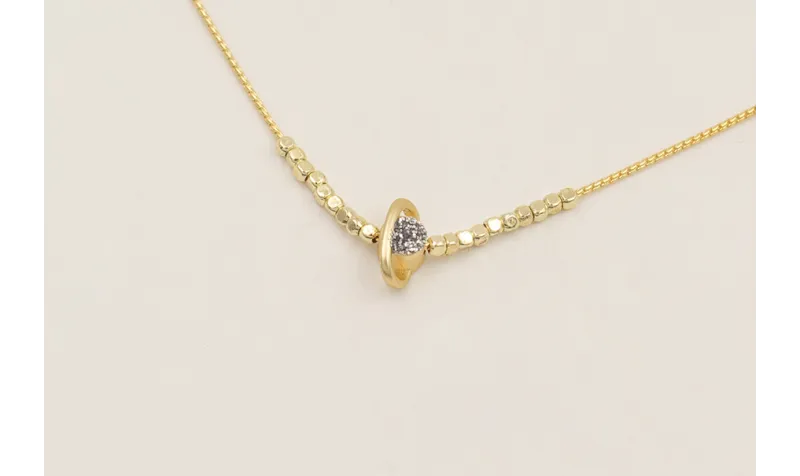 Collar cadena fina dorado con planeta brillos y mi