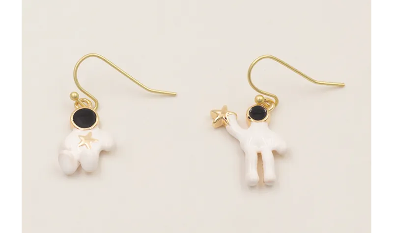 Pendientes astronautas estrella en la mano y estre