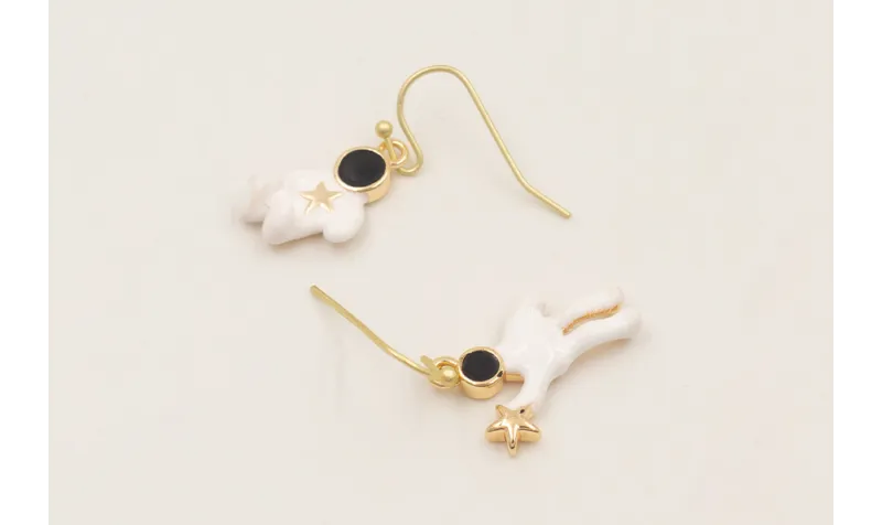 Pendientes astronautas estrella en la mano y estre