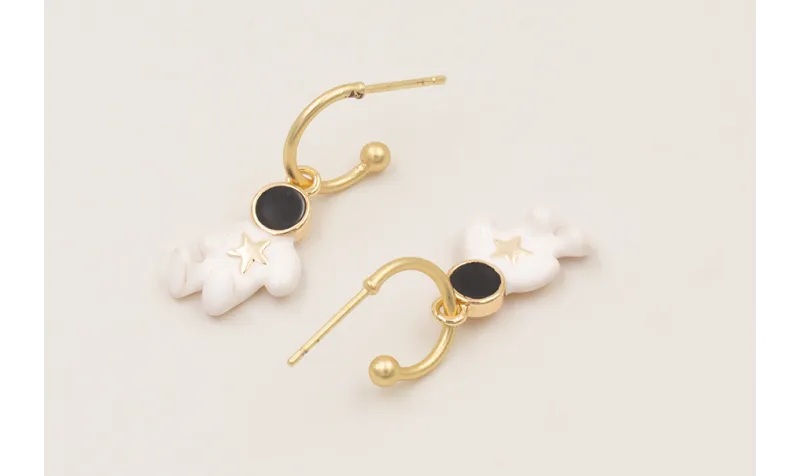 Pendientes semicirculo dorado mate con astronauta 