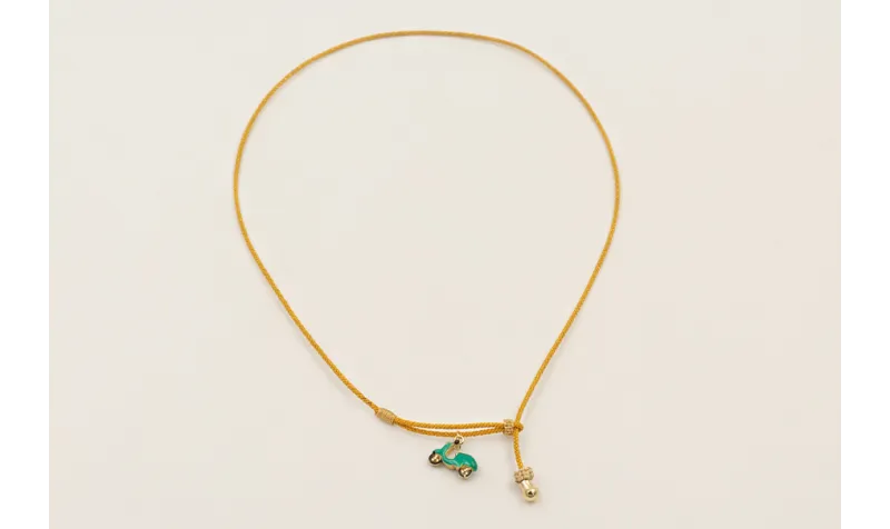 Collar cordón hilo dorado color mostaza,nudos macr