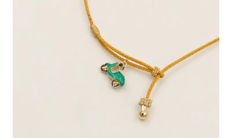 Collar cordón hilo dorado color mostaza,nudos macr