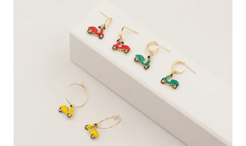 Pendientes perno ovalado hueco dorado con colgante