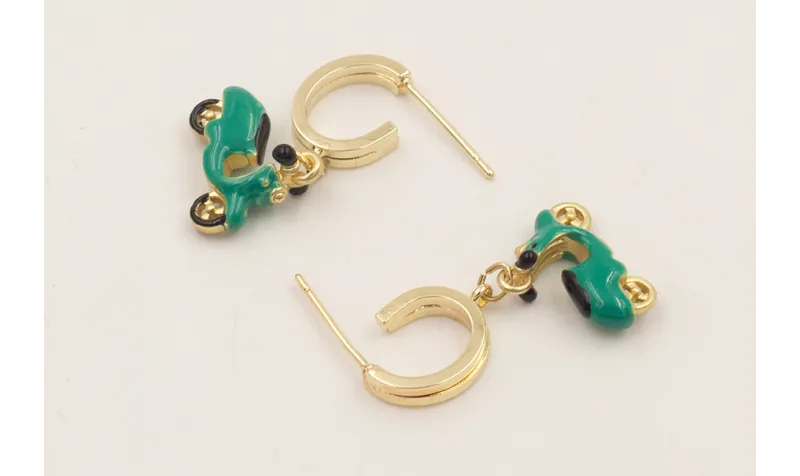 Pendientes se mi ovalo dorado con colgante vespa e