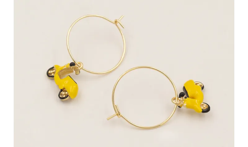 Pendientes aro dorado con colgante vespa esmaltada