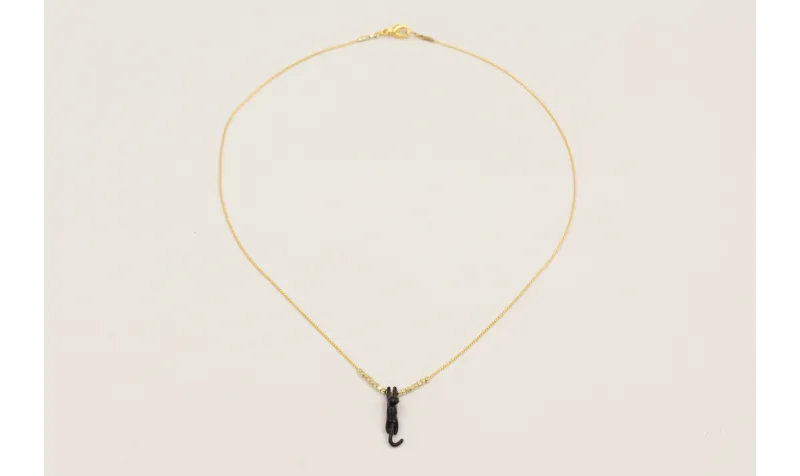 Solitario gato esmalte negro con microcubos dorado