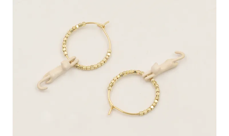 Pendientes gato esmaltado beige con microcubos dor