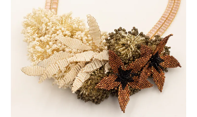 Collar cadena de strass rosas con bolas de abalori