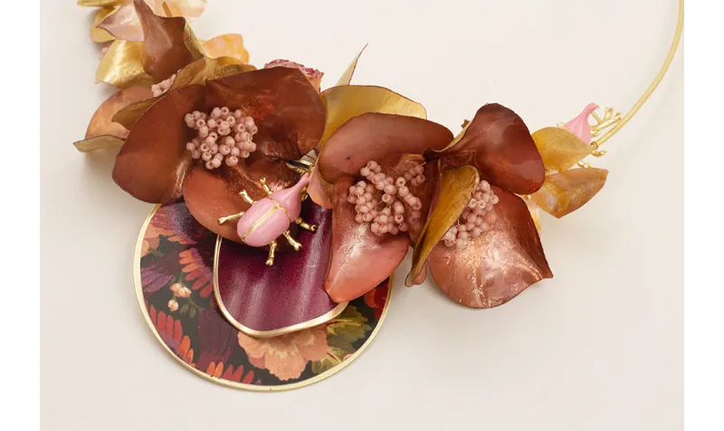 Collar rígido dorado mate con lentejuelas en florm