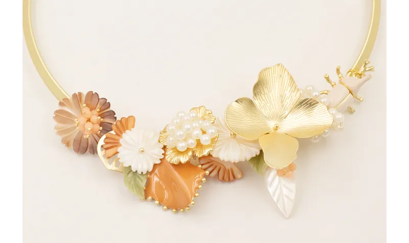 Collar lámina rígida dorada mate con flores de nac