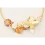 Collar lámina rígida dorada mate con flores de nac