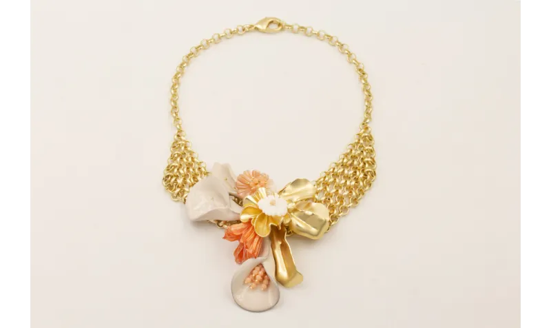 Collar malla eslabones dorado mate con calas beige