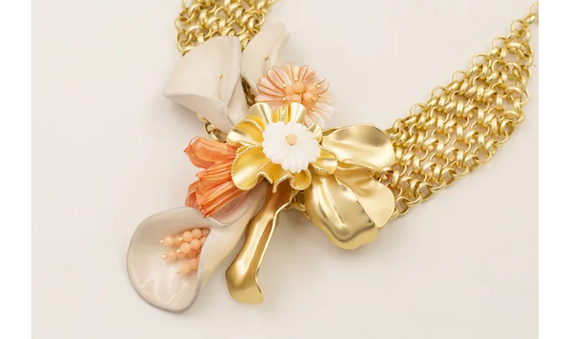 Collar malla eslabones dorado mate con calas beige