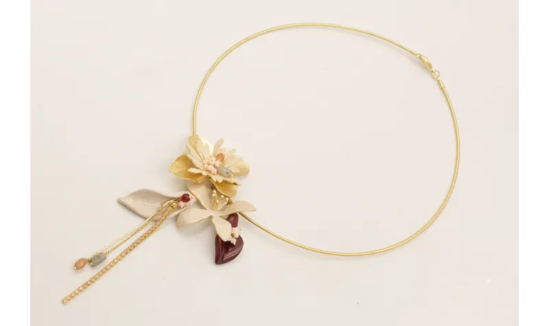 Collar rígido con flor dorada mate,burruños ovnis 