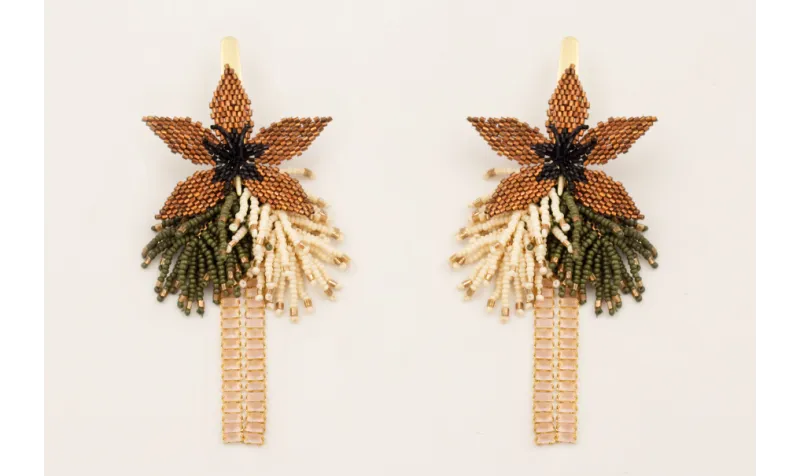 Pendientes perno daga dorada mate con  flor de miy