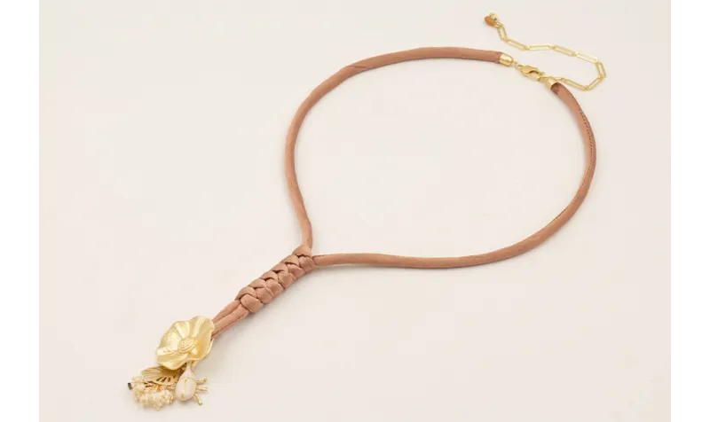 Collar seda natural rellena color cobrizo con nudo