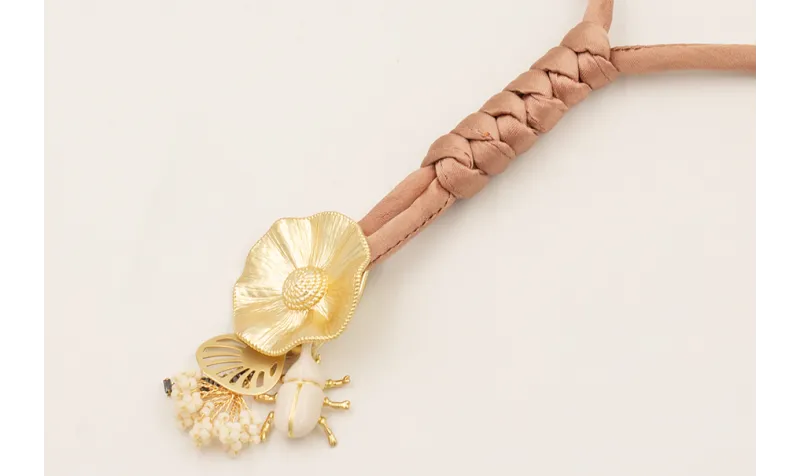 Collar seda natural rellena color cobrizo con nudo