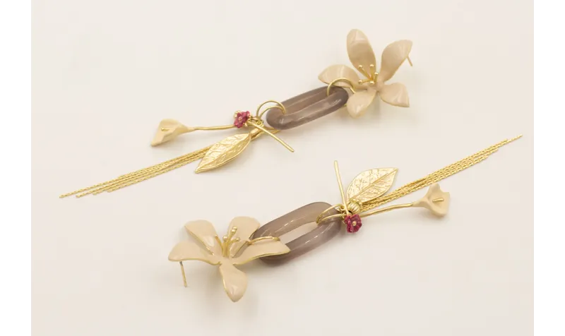 Pendientes perno flor beige eslabón jade gris con 