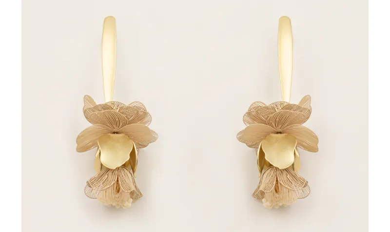 Pendientes perno daga dorada mate con flores alamb