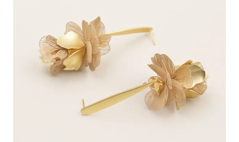 Pendientes perno daga dorada mate con flores alamb
