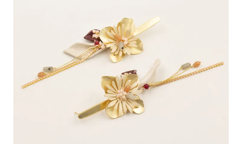 Pendientes perno daga con  flor dorada mate,burruñ